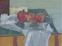 Trois pommes dans un plat sur une table